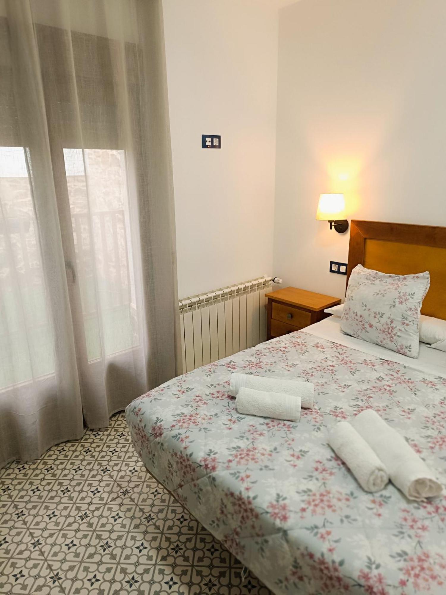 Al-Qazeres Suites Caces Exteriér fotografie